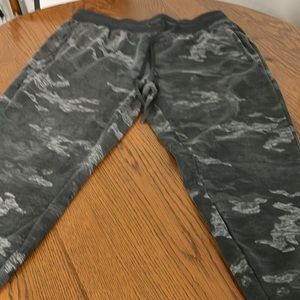 Athletic works camo sweat pants with side pockets size XL in good condition